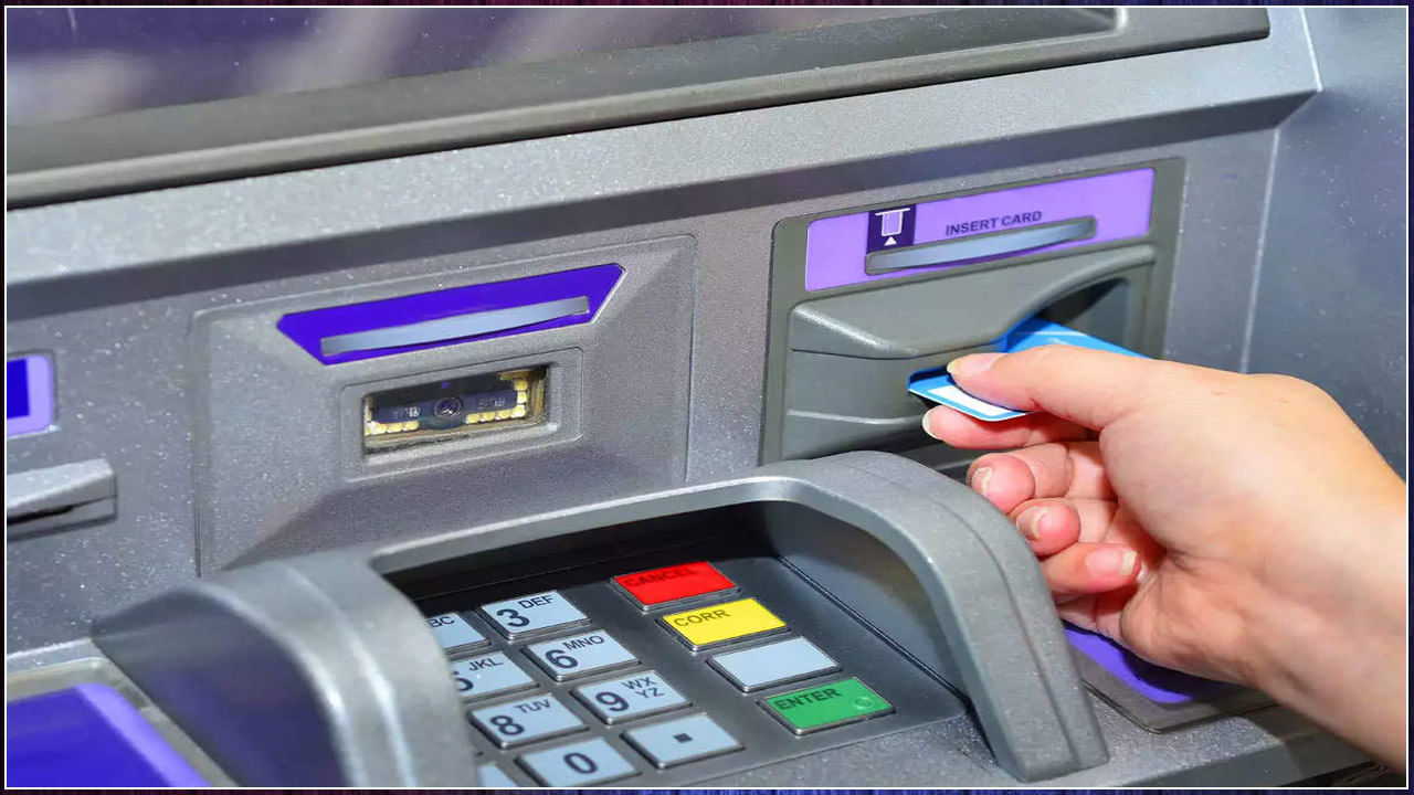 ATM Transactions: ఏటీఎం నుంచి డబ్బులు విత్‌డ్రా చేస్తున్నారా? ఈ 4 తప్పులు అస్సలు చేయకండి.. భారీ నష్టం తప్పదు..