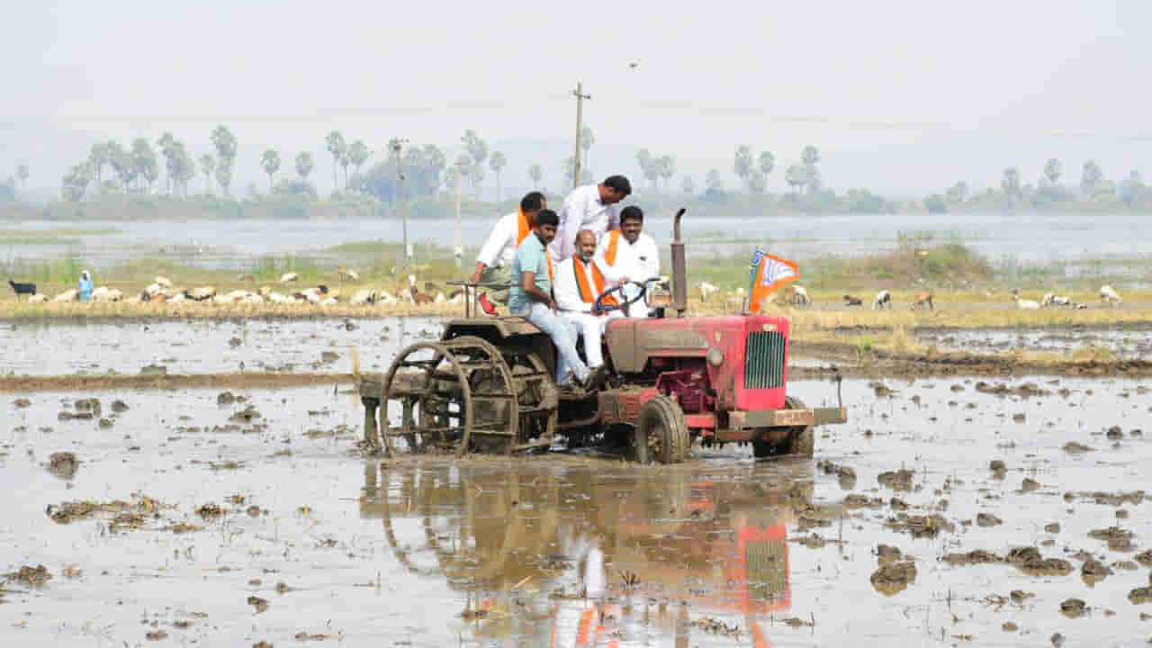 Bandi Sanjay: పాదయాత్రలో రైతు కోరిక తీర్చిన బండి సంజయ్.. ట్రాక్టర్ నడిపి.. పొలంలో దమ్ము చేసి..