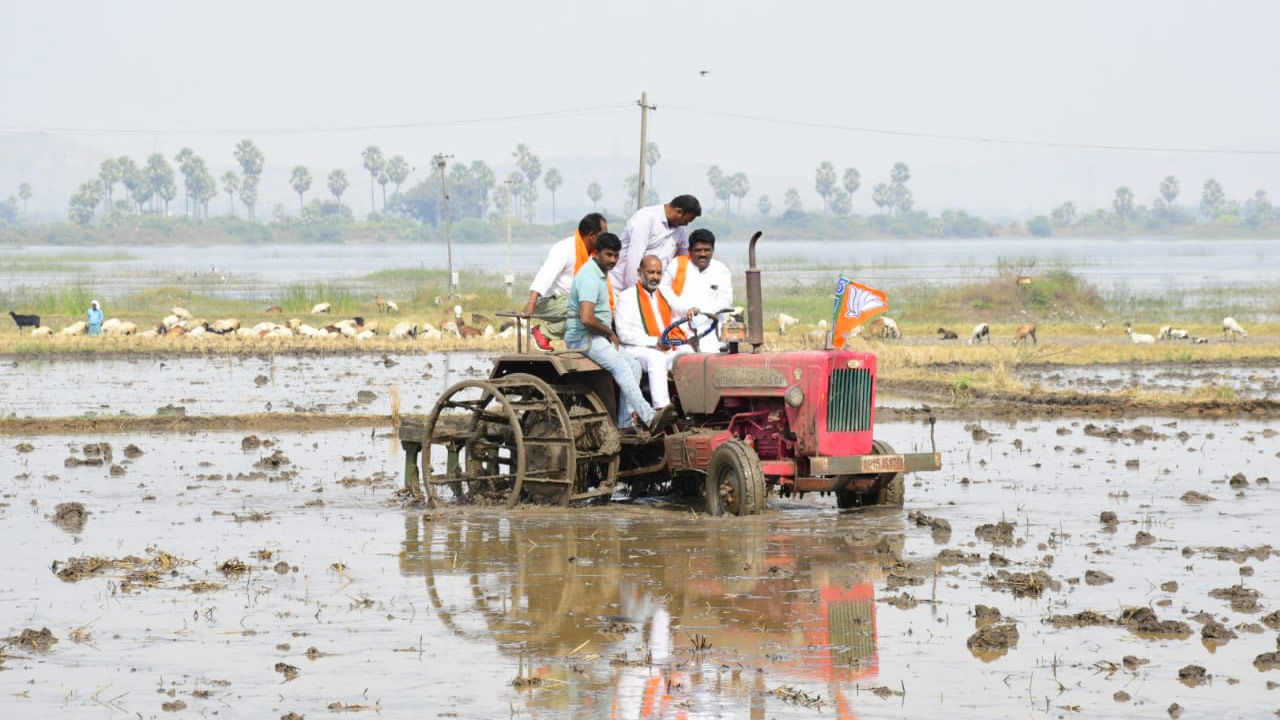 Bandi Sanjay: పాదయాత్రలో రైతు కోరిక తీర్చిన బండి సంజయ్.. ట్రాక్టర్ నడిపి.. పొలంలో దమ్ము చేసి..