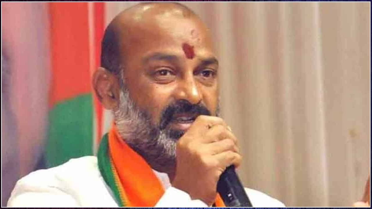 Telangana: రాజకీయ ప్రకంపనలు రేపుతోన్న పేపర్ లీకేజ్.. బండి సంజయ్‌కి నోటీసులు..