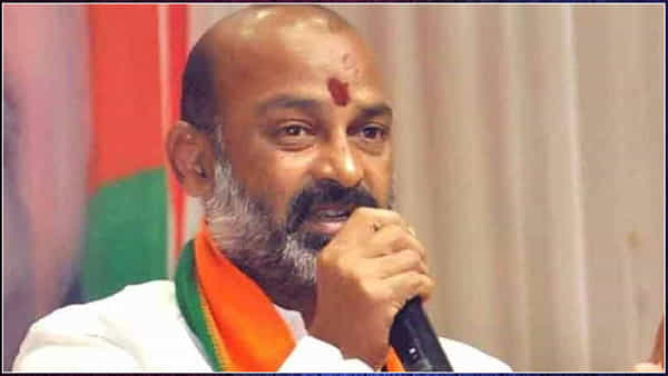 Telangana: రాజకీయ ప్రకంపనలు రేపుతోన్న పేపర్ లీకేజ్.. బండి సంజయ్కి నోటీసులు..