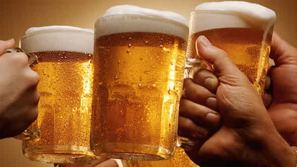 Beer: చలికాలమైనా తగ్గేదేలే.. బీర్లు తెగ తాగేస్తున్నారు.. తెలంగాణలో భారీగా పెరిగిన విక్రయాలు..