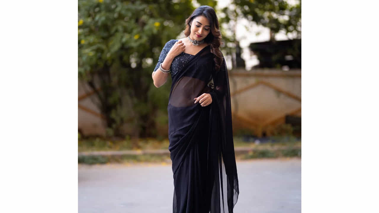 బిగ్‌బాస్ ద్వారా వెలుగులోకి వచ్చిన భామ భాను శ్రీ అటు వెండితెరతో పాటు బుల్లితెరపై కూడా తన సత్తా చాటి అభిమానులను సంపాదించుకుంది. ఏడు చేపల కథతో ఈ భామ టాలీవుడ్ అభిమానుల్లో సెగలు పుట్టిస్తోంది.