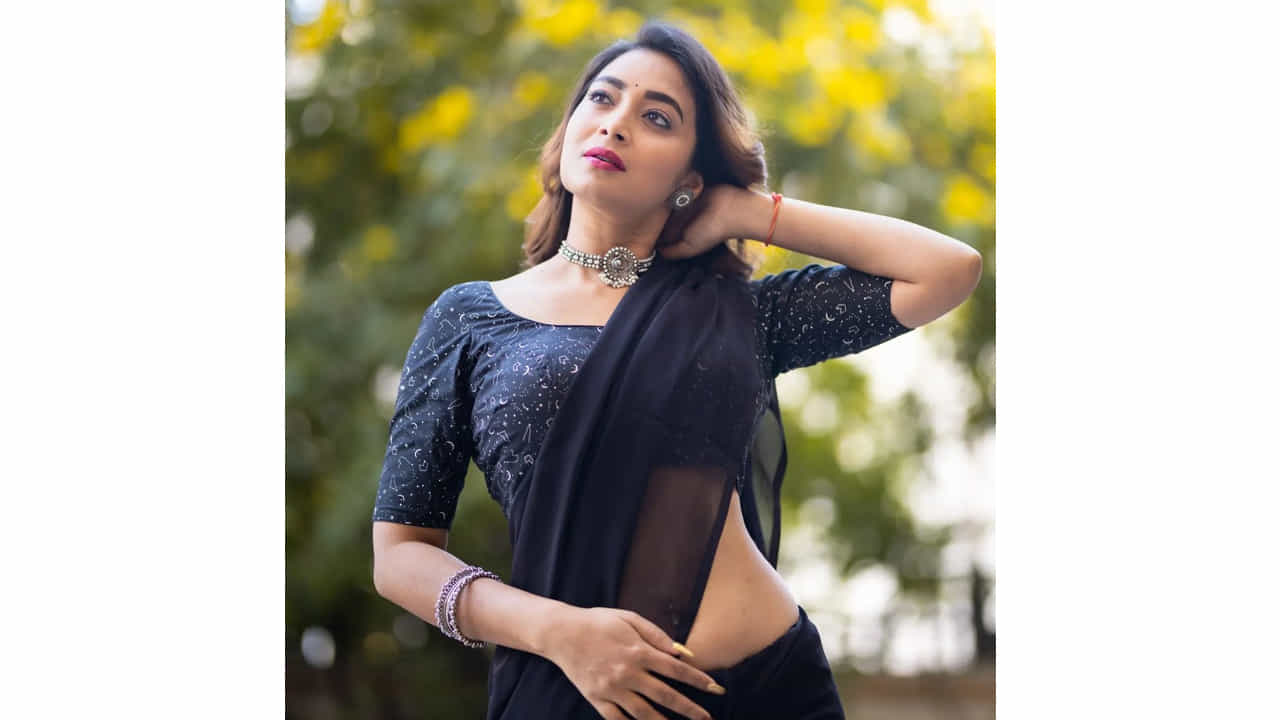 బిగ్‌బాస్ ద్వారా వెలుగులోకి వచ్చిన భామ భాను శ్రీ అటు వెండితెరతో పాటు బుల్లితెరపై కూడా తన సత్తా చాటి అభిమానులను సంపాదించుకుంది. ఏడు చేపల కథతో ఈ భామ టాలీవుడ్ అభిమానుల్లో సెగలు పుట్టిస్తోంది.