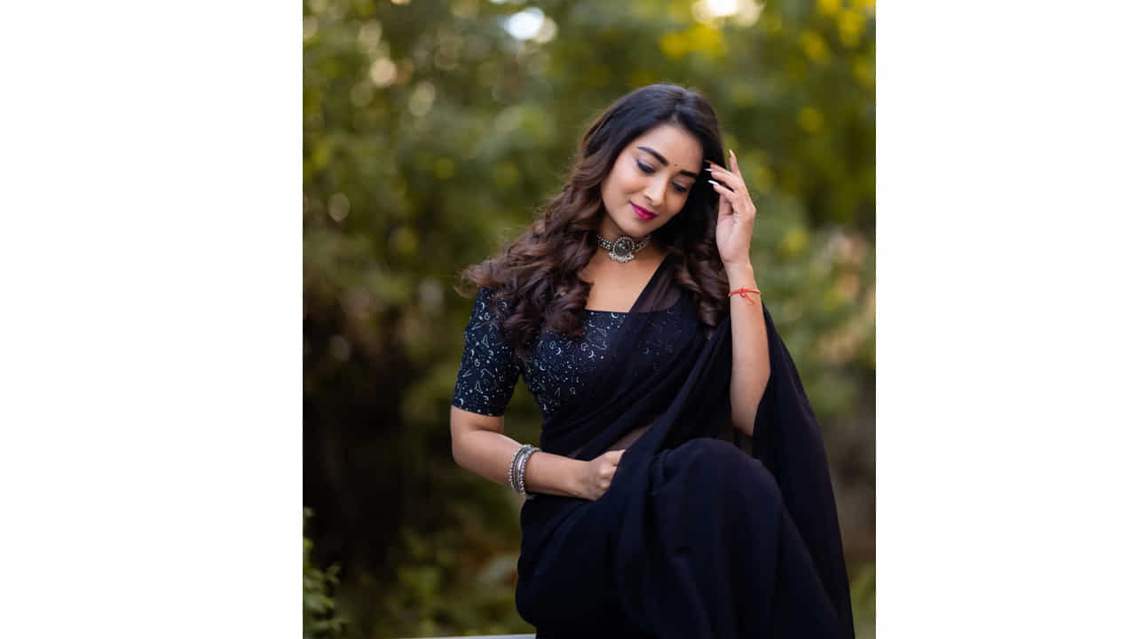 బిగ్‌బాస్ ద్వారా వెలుగులోకి వచ్చిన భామ భాను శ్రీ అటు వెండితెరతో పాటు బుల్లితెరపై కూడా తన సత్తా చాటి అభిమానులను సంపాదించుకుంది. ఏడు చేపల కథతో ఈ భామ టాలీవుడ్ అభిమానుల్లో సెగలు పుట్టిస్తోంది.