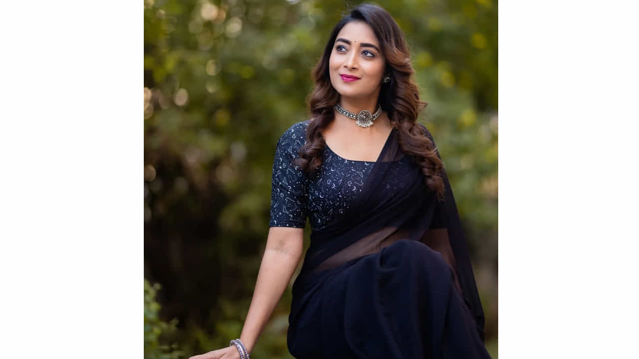 బిగ్‌బాస్ ద్వారా వెలుగులోకి వచ్చిన భామ భాను శ్రీ అటు వెండితెరతో పాటు బుల్లితెరపై కూడా తన సత్తా చాటి అభిమానులను సంపాదించుకుంది. ఏడు చేపల కథతో ఈ భామ టాలీవుడ్ అభిమానుల్లో సెగలు పుట్టిస్తోంది.