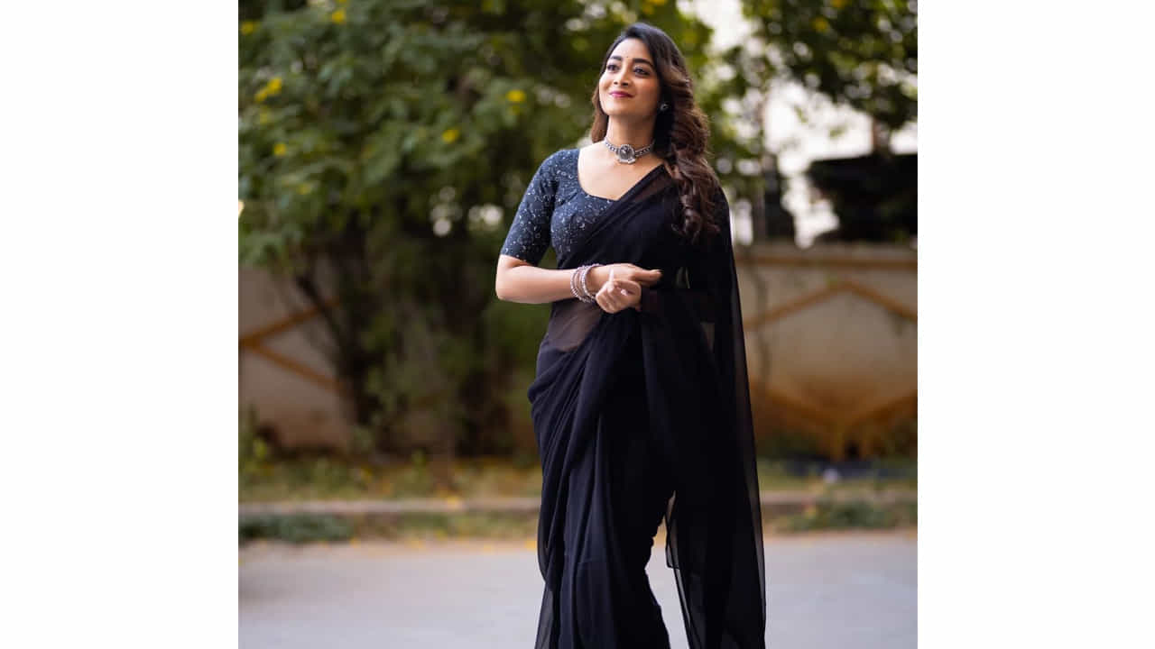 బిగ్‌బాస్ ద్వారా వెలుగులోకి వచ్చిన భామ భాను శ్రీ అటు వెండితెరతో పాటు బుల్లితెరపై కూడా తన సత్తా చాటి అభిమానులను సంపాదించుకుంది. ఏడు చేపల కథతో ఈ భామ టాలీవుడ్ అభిమానుల్లో సెగలు పుట్టిస్తోంది.