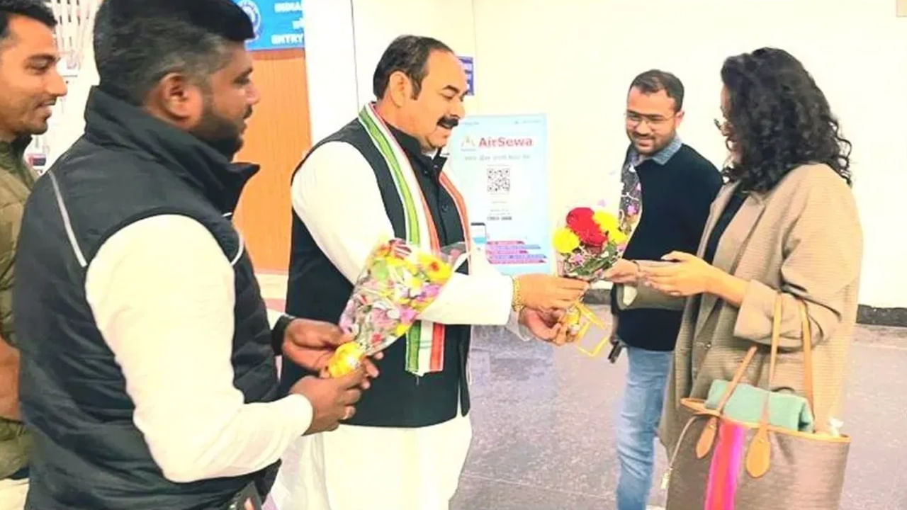 అంతకుముందు రోజు(బుధవారం) ఇండోర్ విమానాశ్రయంలో స్వర భాస్కర్‌కు కాంగ్రెస్‌ నేత సత్యనారాయణ పటేల్‌ స్వాగతం పలికారు. అందుకు సంబంధించిన ఫొటోలను ఆయన తన ట్విట్టర్‌లో పోస్ట్ చేశారు.