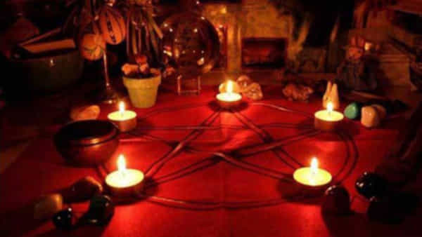 Black Magic: మూడు రోడ్ల కూడలిలో క్షుద్రపూజల కలకలం.. పసుపు-కుంకు, నిమ్మకాయలతో అమ్మాయిల వశీకరణ..!
