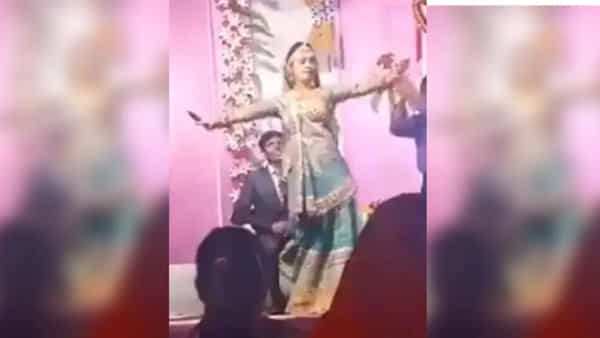 Watch Video: పెళ్లి మండపంపై వధూవరుల డ్యాన్స్ స్టెప్పులు.. ‘ నవ్వలేక చచ్చిపోతున్నాం’ అంటున్న నెటిజన్లు.. వైరల్ అవుతున్న వీడియో..