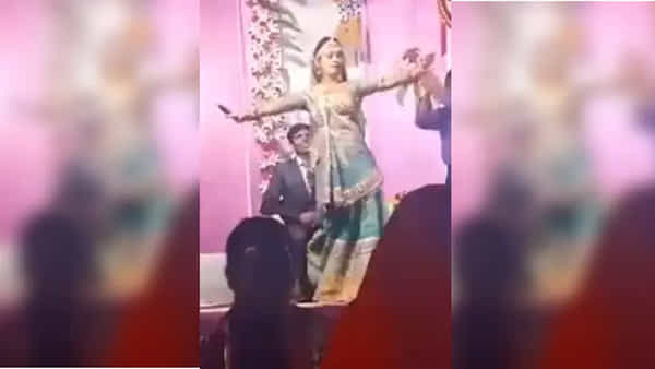 Viral Video: టిక్ టాక్ రీల్స్ చేసే అమ్మాయితో పెళ్లి.. పందిట్లోనే వరుడికి ఊహించని గిఫ్ట్.. ఇంతకీ ఏం జరిగిందంటే.. వీడియో వైరల్