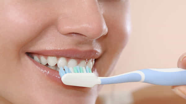 Dental Health: తళతళ మెరిసిపోవాలని పళ్లను గట్టిగా తోముతున్నారా.. అలా చేస్తే సమస్యలు తప్పవు.. బీ ఆలర్ట్