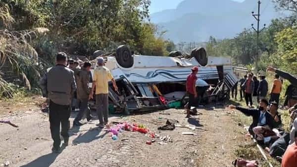 Bus Accident: విజ్ఞాన యాత్రకు వెళ్తున్న విద్యార్థుల స్కూల్ బస్సులు బోల్తా..15 మంది మృతి.. పదుల సంఖ్యలో క్షతగాత్రులు..