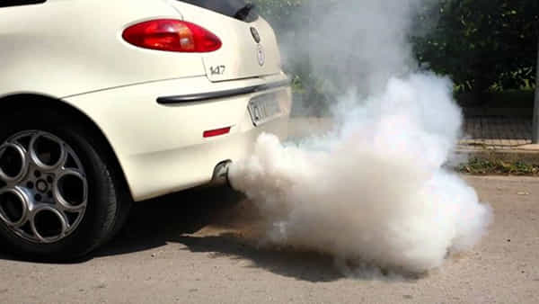 Car Tips: మీ కారు నుంచి వచ్చే ఈ రంగు పొగ ఇంజన్లోని ఏ సమస్యను సూచిస్తుందో తెలుసుకోండి..