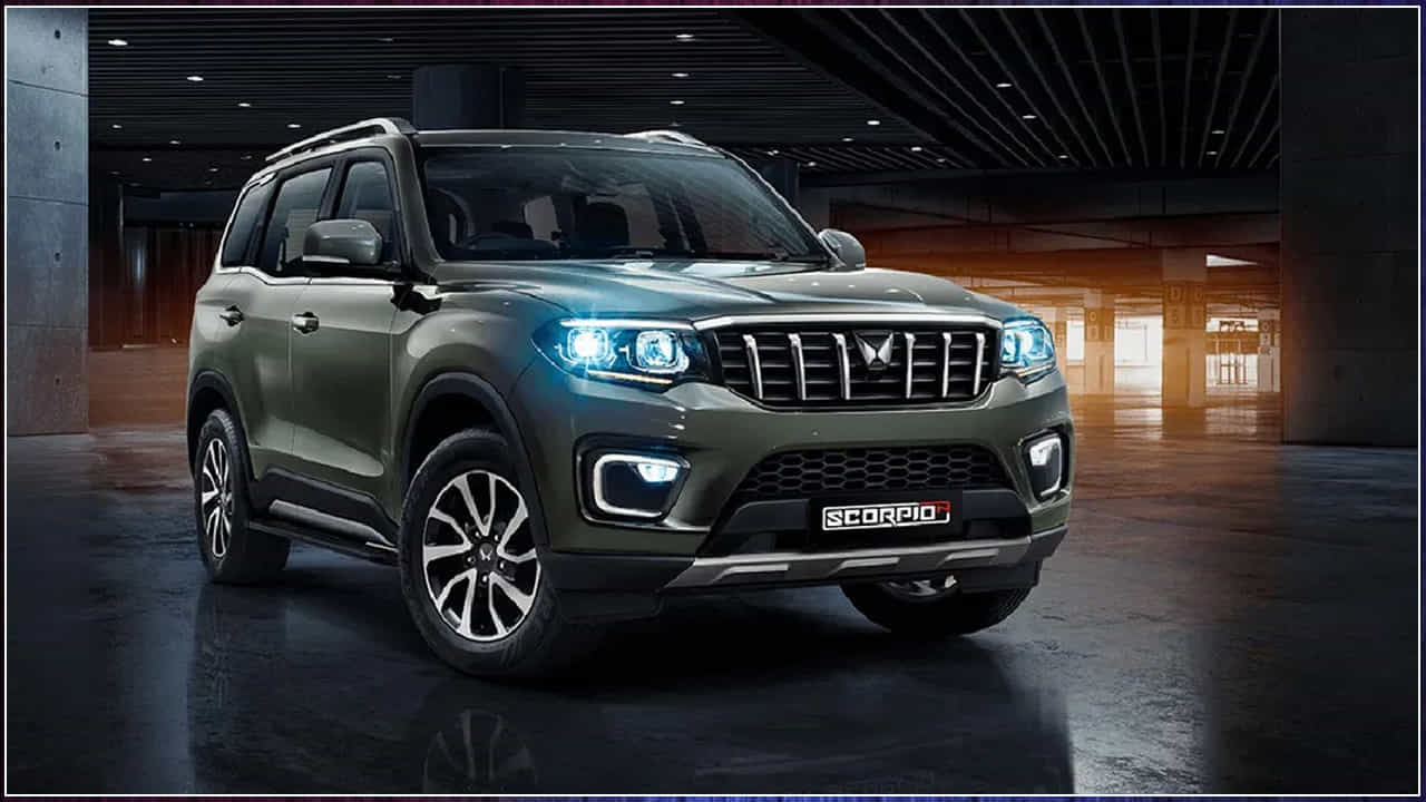 మహీంద్రా స్కార్పియో ఎన్: ఇది 2022లో విడుదల అయిత కార్లలో ఎక్కువగా చర్చనీయాంశమైంది. దీని బుకింగ్ కొత్త రికార్డులను సృష్టించింది. అదే సమయంలో దాని ఎంచుకున్న వేరియంట్ల వెయిటింగ్ పీరియడ్ 16 నెలల కంటే ఎక్కువ. దీని ఎక్స్-షోరూమ్ ధర రూ.11.99 లక్షల నుండి రూ.21.65 లక్షల వరకు ఉంది. జనాదరణ పొందిన మిడ్-సైజ్ SUV పెట్రోల్, డీజిల్ ఇంజన్ ఆప్షన్లతో వస్తుంది.