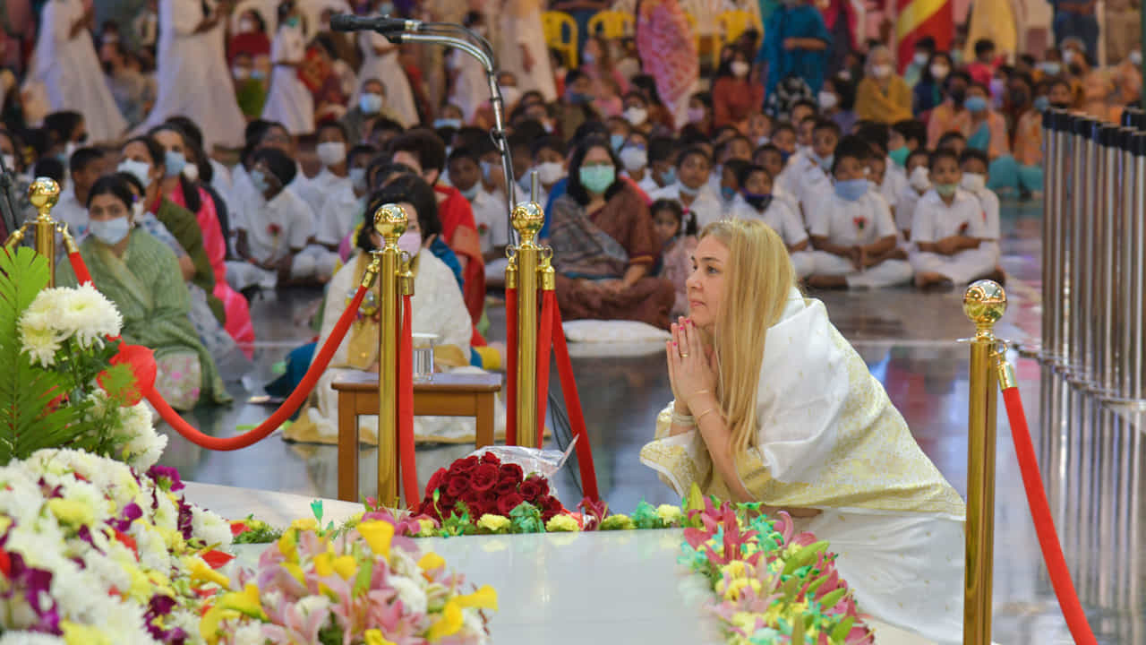 వినాయకుడిని స్తుతిస్తూ తెలుగులో పాడిన పాట అక్కడున్నవారందర్నీ ఆశ్చర్యపడేలా చేసింది ఓ విదేశీ వనిత.