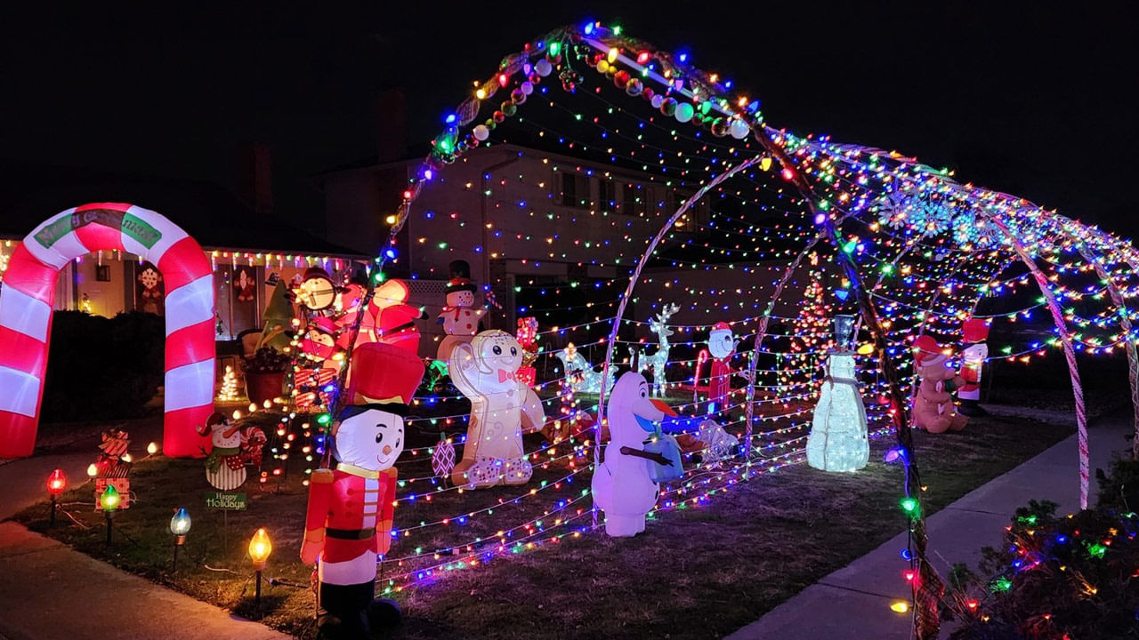 ప్రతి సంవత్సరం డిసెంబర్ 25న క్రీస్తు పుట్టిన రోజు సందర్భంగా ప్రపంచం మొత్తం క్రిస్మస్ వేడుకలను గ్రాండ్గా సెలబ్రేట్ చేసుకుంటారు. ఈ క్రిస్మస్ వేడుకల్లో భాగంగా క్రైస్తవులు తమ ఇంటిలో క్రిస్మస్ ట్రీ లను, క్రిస్మస్ స్టార్ లను ఏర్పాటు చేసుకుని, విద్యుత్ దీపాలతో ఎంతో అందంగా అలంకరిస్తారు. పండుగను పురస్కరించుకుని ప్రతి చర్చ్ లలో క్రిస్మస్ ట్రీ లను ఏర్పాటు చేయడం ఆనవాయితీగా వస్తోంది.