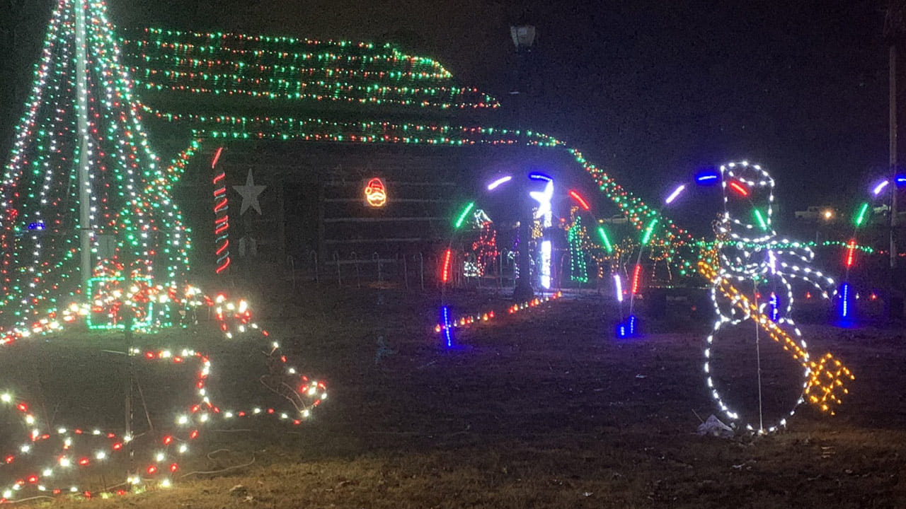 క్రిస్మస్ ముందు రోజు రాత్రి శాంతా క్లాజ్ ఆకాశం నుంచి ధృవపు జింకలు లాగే బండిలో వచ్చి పిల్లలకు బహుమతులు ఇచ్చి వెళ్తాడని నమ్ముతారు. అందుకోసం పిల్లలు తమ మేజోళ్లను వేలాడదీసి ఉంచుతారు. ఇలా ఉంచితే శాంతా క్లాజ్ వాటిలో బహుమతులను వేసి వెళ్తాడని నమ్మకం. క్రిస్మస్ రోజున బంధు మిత్రుల ఇళ్ళకు వెళ్లి శుభాకాంక్షలు తెలుపుతారు. క్రిస్మస్ ఏడాదికి ఒకసారి మాత్రమే వస్తుంది కాబట్టి వచ్చేటప్పుడు ప్రేమాభిమానాలను సుఖసంతోషాలను తెస్తుందని క్రైస్తవుల విశ్వాసం