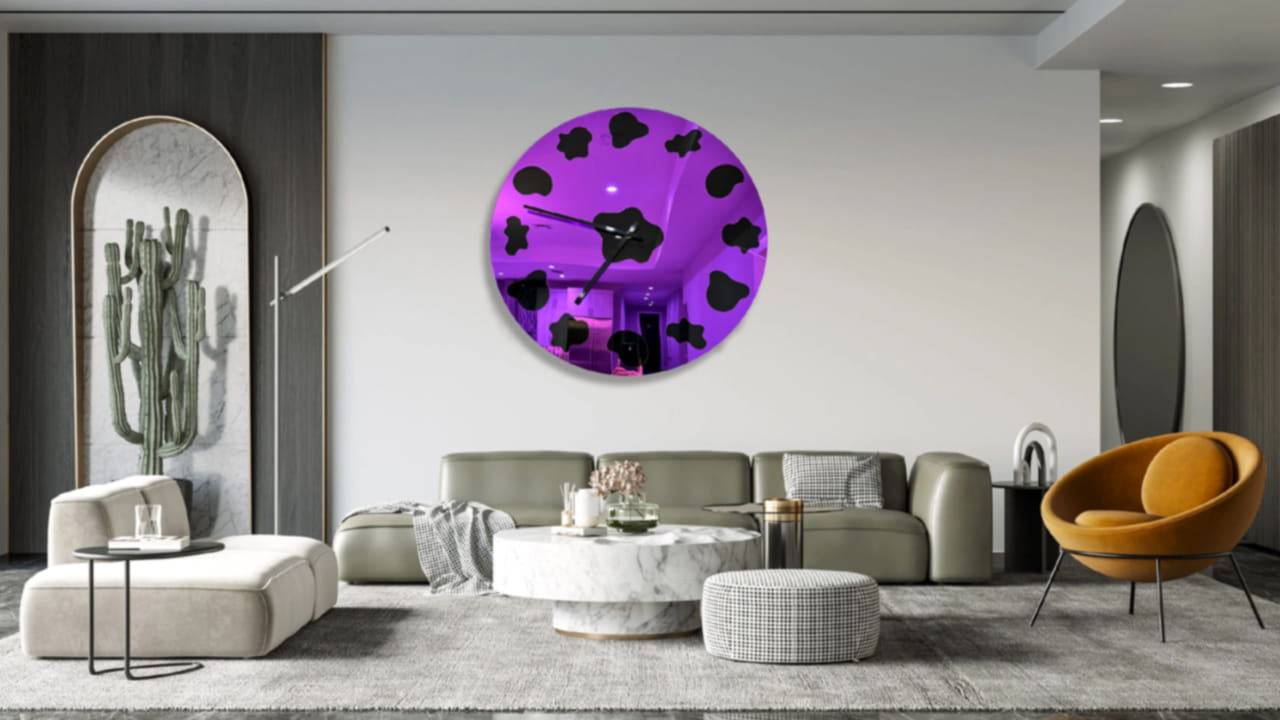 వాస్తు శాస్త్రం ప్రకారం ఇంట్లో గడియారాన్ని ఉంచేటప్పుడు సరైన దిశను తెలుసుకోవడం ముఖ్యం. తూర్పు దిశలో గడియారాన్ని ఉంచడం శుభప్రదంగా ఉంటుందని ప్రసిద్ధి. ఇలా చేయడం వల్ల ఇంట్లో ఆనందవాతావరణం పెరుగుతుంది. 