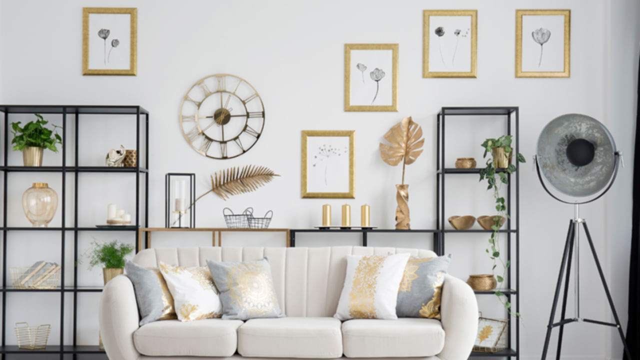 ఏ వేళలో ఏ పని చేయాలనేది నిర్ణయించుకోవడానికి, సమయం తెలుసుకోవడానికి గడియారాలు చాలా ఉపయోగకరంగా ఉంటాయి. అందుకోసమే చాలా మంది తమ గడియారం విషయంలో అనేక రకాల జాగ్రత్తలను పాటిస్తుంటారు.  అయితే మీ ఇంటి గోడపై గడియారాన్ని ఉంచే ముందు దాని సరైన దిశను తెలుసుకోవాలి. లేకపోతే, జీవితంలో అనేక సమస్యలు తలెత్తుతాయి.