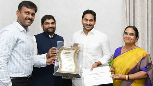 CM Jagan: అగ్రికల్చర్ లీడర్షిప్ కాన్క్లేవ్ అవార్డును కైవసం చేసుకున్న ఏపీ వ్యవసాయ శాఖ.. అధికారులను అభినందించిన సీఎం జగన్..