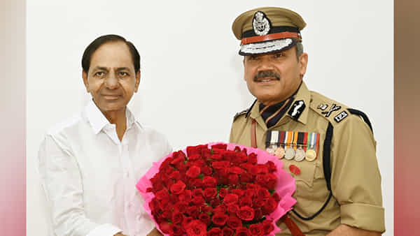 Anjani Kumar Meets CM KCR: సీఎం కేసీఆర్ను కలిసిన నూతన డీజీపీ అంజనీ కుమార్.. శుభాకాంక్షలు తెలిపిన ప్రముఖులు