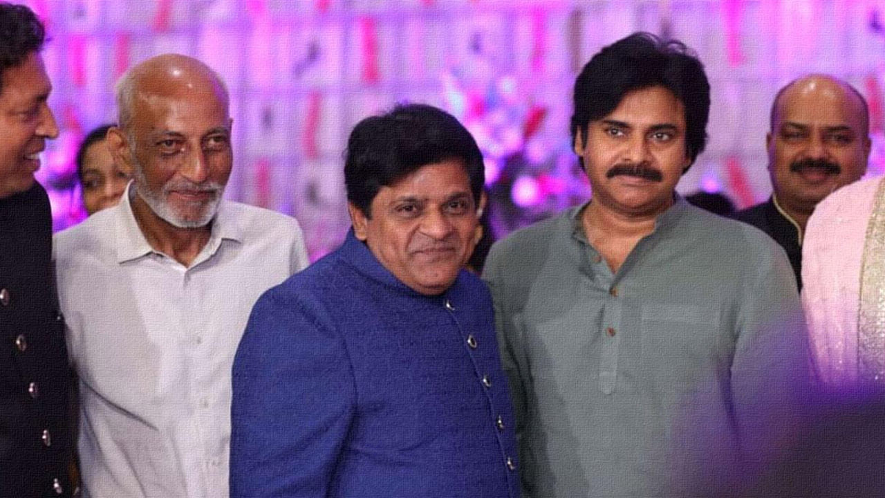 టాలీవుడ్‌లో బెస్ట్ ఫ్రెండ్స్ లిస్ట్ తీస్తే అందులో కచ్చితంగా పవన్ కళ్యాణ్, అలీ ఉంటారు. అలీ లేకుండా సినిమా చేస్తే.. తనకు ఏదో వెలితిగా ఉంటుందని.. అందుకే చిన్న పాత్రలోనైనా అలీని పెట్టుకోమని దర్శకులకు చెప్తానంటూ పవన్ చెప్పారంటే.. ఈ ఇద్దరి స్నేహం ఎలాంటిదో అర్థమవుతుంది.