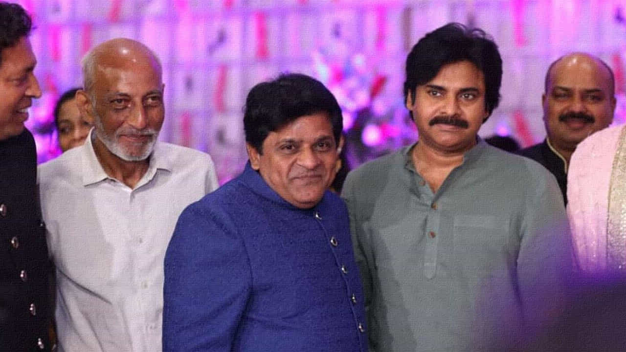టాలీవుడ్లో బెస్ట్ ఫ్రెండ్స్ లిస్ట్ తీస్తే అందులో కచ్చితంగా పవన్ కళ్యాణ్, అలీ ఉంటారు. అలీ లేకుండా సినిమా చేస్తే.. తనకు ఏదో వెలితిగా ఉంటుందని.. అందుకే చిన్న పాత్రలోనైనా అలీని పెట్టుకోమని దర్శకులకు చెప్తానంటూ పవన్ చెప్పారంటే.. ఈ ఇద్దరి స్నేహం ఎలాంటిదో అర్థమవుతుంది.