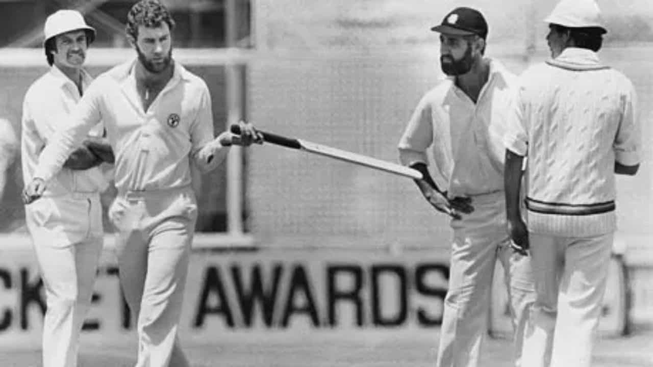 3. 15 డిసెంబర్ 1979న, ఆస్ట్రేలియా ఫాస్ట్ బౌలర్ డెన్నిస్ లిల్లీ అల్యూమినియం బ్యాట్‌తో బ్యాటింగ్ చేయడానికి వచ్చాడు. యాషెస్ సిరీస్‌లో భాగంగా పెర్త్ వేదికగా జరుగుతున్న తొలి టెస్టు తొలిరోజు ఆట ముగిసే సమయానికి ఆస్ట్రేలియా జట్టు 232 పరుగులకే 8 వికెట్లు కోల్పోయి కష్టాల్లో పడింది. లిల్లీ 11 పరుగులతో నాటౌట్‌గా నిలిచాడు. అయితే రెండో రోజు ఆట ప్రారంభం కాగానే డెన్నిస్ లిల్లీ అల్యూమినియం బ్యాట్‌తో బ్యాటింగ్‌కు వచ్చాడు. దీంతో అందరూ ఆశ్చర్యపోయారు.