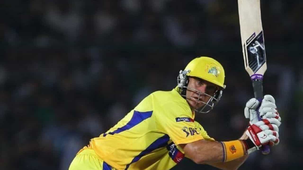 2. 2010 IPL సీజన్‌లో, మాజీ ఆస్ట్రేలియా ఆటగాడు మాథ్యూ హేడెన్ కూడా అతని బ్యాట్ కారణంగా వివాదంలోవి వచ్చాడు. హేడెన్ ఐపీఎల్ 2010 ఎడిషన్‌లో 'మూంగూస్' అని పిలిచే బ్యాట్‌ను ఉపయోగించాడు. అది ఆటలో చాలా మార్పును తెస్తుందని ప్రజలు నమ్మారు. హేడెన్ చేతిలో MMIThri అనే చిన్న, ప్రమాదకరమైన బ్యాట్ ఉంది. ఈ బ్యాట్‌ను ఉపయోగించడం సరైనదా కాదా అని ఈ బ్యాట్‌పై చాలా వివాదాలు వచ్చాయి.