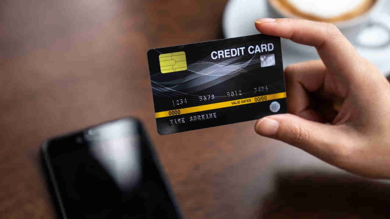 Credit Card Tips: క్రెడిట్ కార్డ్‌ నుంచి డబ్బు డ్రా చేయడం లేదా కార్డుపై రుణం తీసుకోవడం.. రెండింటిలో ఏది బెస్ట్..