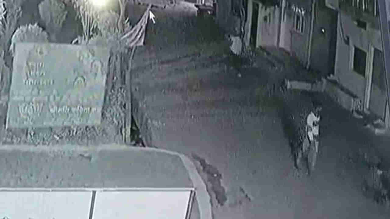 గొడవ పడకుండా వెళ్లిపోవాలన్నందుకు దారుణం.. కానిస్టేబుల్‌ను రాళ్లతో కొట్టి చంపిన తాగుబోతులు..