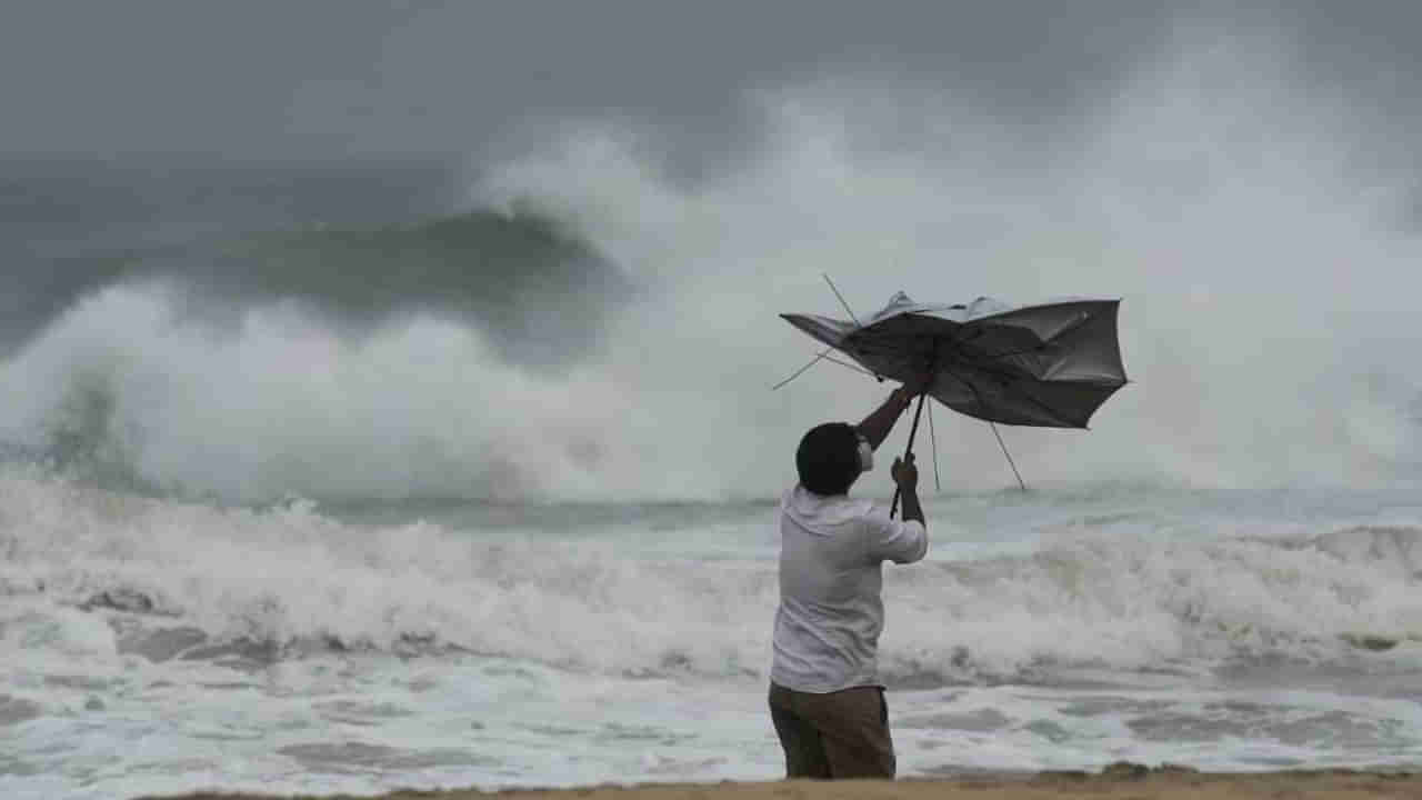 Cyclone Mandous: మాండూస్ ఎఫెక్ట్.. తడిపిముద్దవుతోన్న తిరుమల.. భక్తుల రాకపోకలపై ఆంక్షలు..