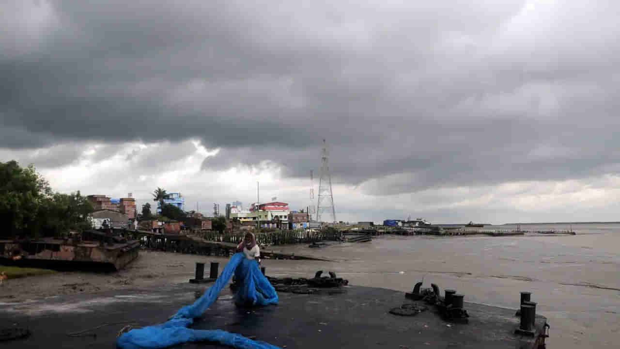 Cyclone Alert: ఏపీ వాసులకు అలర్ట్‌.. దూసుకొస్తున్న మాండూస్‌. నేడు, రేపు ఈ ప్రాంతాల్లో భారీ వర్షాలు.