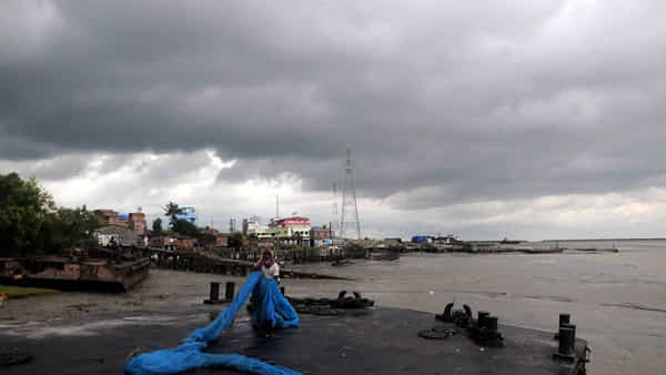 Cyclone Alert: ఏపీ వాసులకు అలర్ట్.. దూసుకొస్తున్న మాండూస్. నేడు, రేపు ఈ ప్రాంతాల్లో భారీ వర్షాలు.