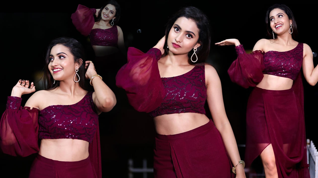 దీపికా పిల్లి సోషల్ మీడియాలో చాలా పాపులర్.. టిక్ టాక్‌లో వీడియోలు చేస్తూ తన అందచందాలతో కేకపెట్టించేది. కొన్ని షార్ట్ ఫిల్మ్స్‌లో కూడ నటించిన దీపికా సోషల్ మీడియాలో హోరెత్తిస్తుంది. మీరు ఓ లుక్కేయండి.