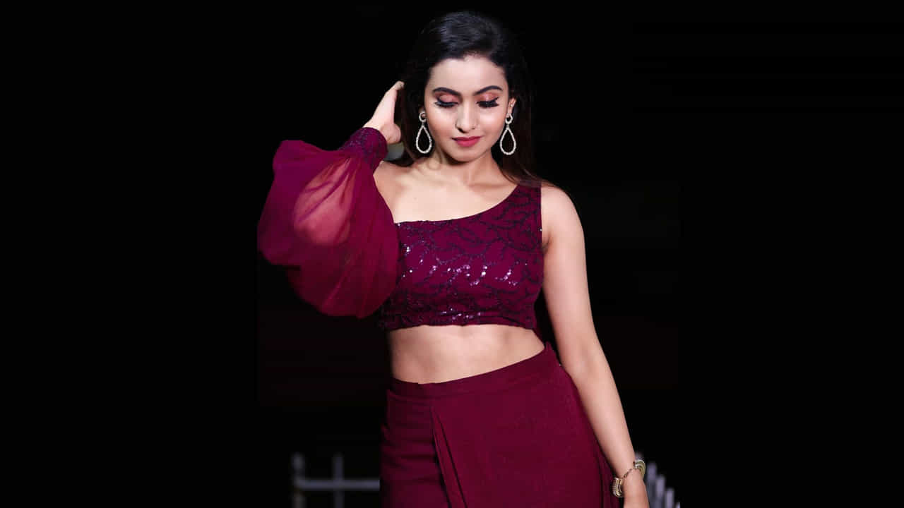దీపికా పిల్లి సోషల్ మీడియాలో చాలా పాపులర్.. టిక్ టాక్లో వీడియోలు చేస్తూ తన అందచందాలతో కేకపెట్టించేది. కొన్ని షార్ట్ ఫిల్మ్స్లో కూడ నటించిన దీపికా సోషల్ మీడియాలో హోరెత్తిస్తుంది. మీరు ఓ లుక్కేయండి.