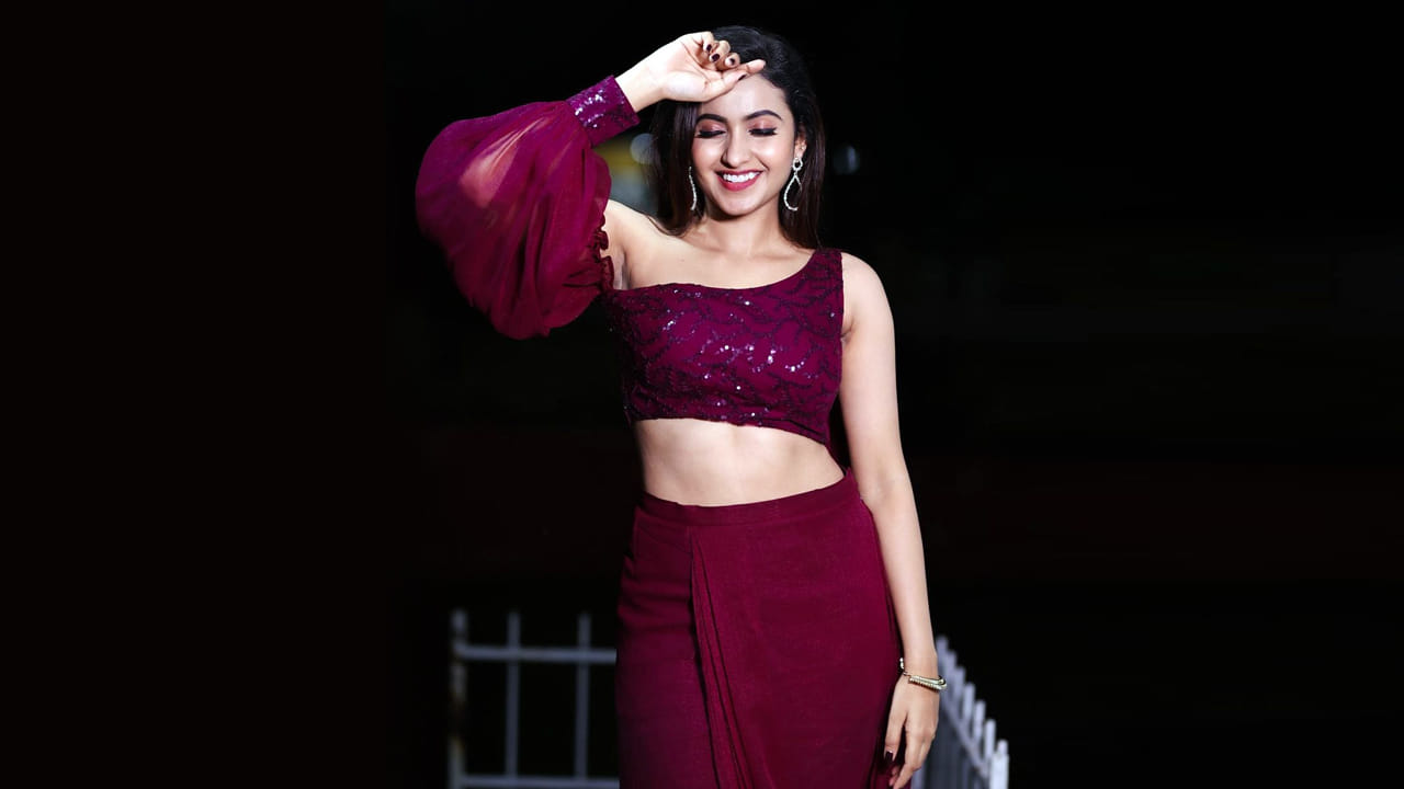 దీపికా పిల్లి సోషల్ మీడియాలో చాలా పాపులర్.. టిక్ టాక్‌లో వీడియోలు చేస్తూ తన అందచందాలతో కేకపెట్టించేది. కొన్ని షార్ట్ ఫిల్మ్స్‌లో కూడ నటించిన దీపికా సోషల్ మీడియాలో హోరెత్తిస్తుంది. మీరు ఓ లుక్కేయండి.