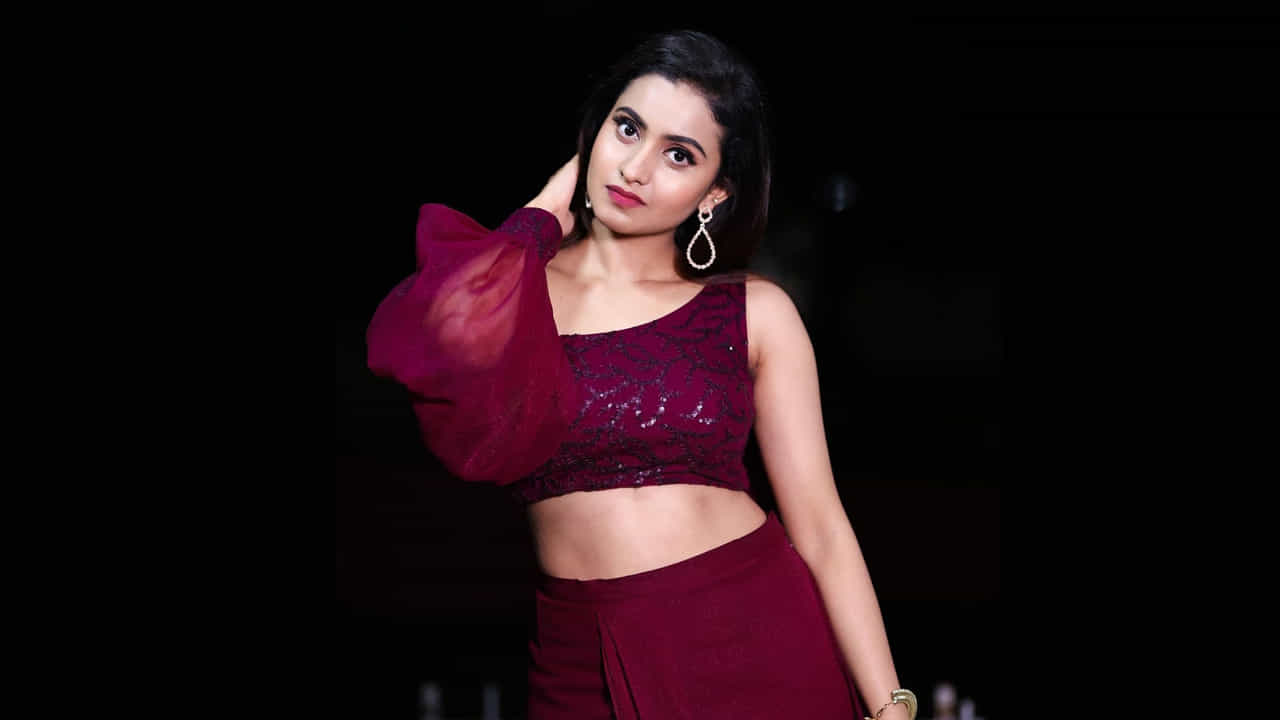 దీపికా పిల్లి సోషల్ మీడియాలో చాలా పాపులర్.. టిక్ టాక్లో వీడియోలు చేస్తూ తన అందచందాలతో కేకపెట్టించేది. కొన్ని షార్ట్ ఫిల్మ్స్లో కూడ నటించిన దీపికా సోషల్ మీడియాలో హోరెత్తిస్తుంది. మీరు ఓ లుక్కేయండి.