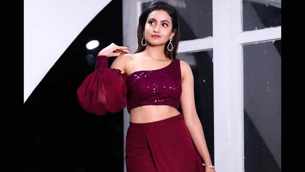 దీపికా పిల్లి సోషల్ మీడియాలో చాలా పాపులర్.. టిక్ టాక్లో వీడియోలు చేస్తూ తన అందచందాలతో కేకపెట్టించేది. కొన్ని షార్ట్ ఫిల్మ్స్లో కూడ నటించిన దీపికా సోషల్ మీడియాలో హోరెత్తిస్తుంది. మీరు ఓ లుక్కేయండి.