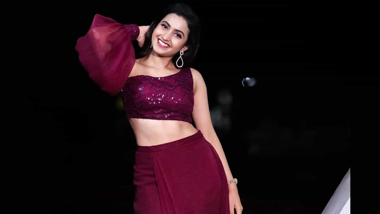 దీపికా పిల్లి సోషల్ మీడియాలో చాలా పాపులర్.. టిక్ టాక్లో వీడియోలు చేస్తూ తన అందచందాలతో కేకపెట్టించేది. కొన్ని షార్ట్ ఫిల్మ్స్లో కూడ నటించిన దీపికా సోషల్ మీడియాలో హోరెత్తిస్తుంది. మీరు ఓ లుక్కేయండి.