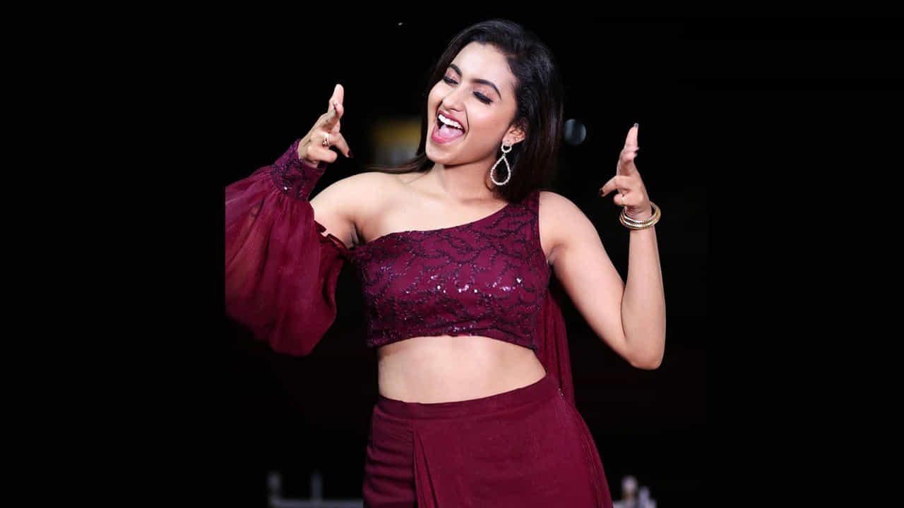 దీపికా పిల్లి సోషల్ మీడియాలో చాలా పాపులర్.. టిక్ టాక్లో వీడియోలు చేస్తూ తన అందచందాలతో కేకపెట్టించేది. కొన్ని షార్ట్ ఫిల్మ్స్లో కూడ నటించిన దీపికా సోషల్ మీడియాలో హోరెత్తిస్తుంది. మీరు ఓ లుక్కేయండి.