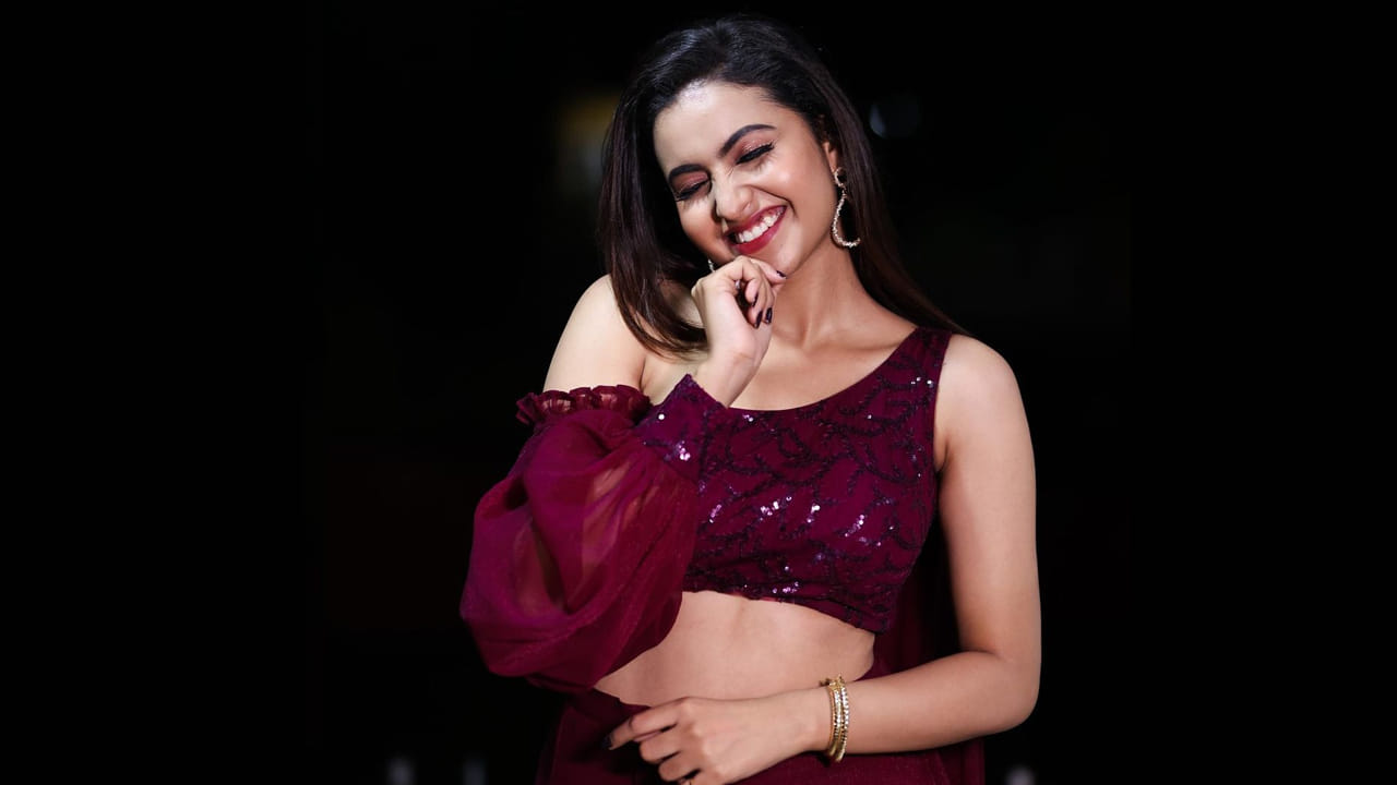 దీపికా పిల్లి సోషల్ మీడియాలో చాలా పాపులర్.. టిక్ టాక్‌లో వీడియోలు చేస్తూ తన అందచందాలతో కేకపెట్టించేది. కొన్ని షార్ట్ ఫిల్మ్స్‌లో కూడ నటించిన దీపికా సోషల్ మీడియాలో హోరెత్తిస్తుంది. మీరు ఓ లుక్కేయండి.