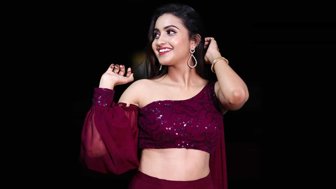 దీపికా పిల్లి సోషల్ మీడియాలో చాలా పాపులర్.. టిక్ టాక్లో వీడియోలు చేస్తూ తన అందచందాలతో కేకపెట్టించేది. కొన్ని షార్ట్ ఫిల్మ్స్లో కూడ నటించిన దీపికా సోషల్ మీడియాలో హోరెత్తిస్తుంది. మీరు ఓ లుక్కేయండి.
