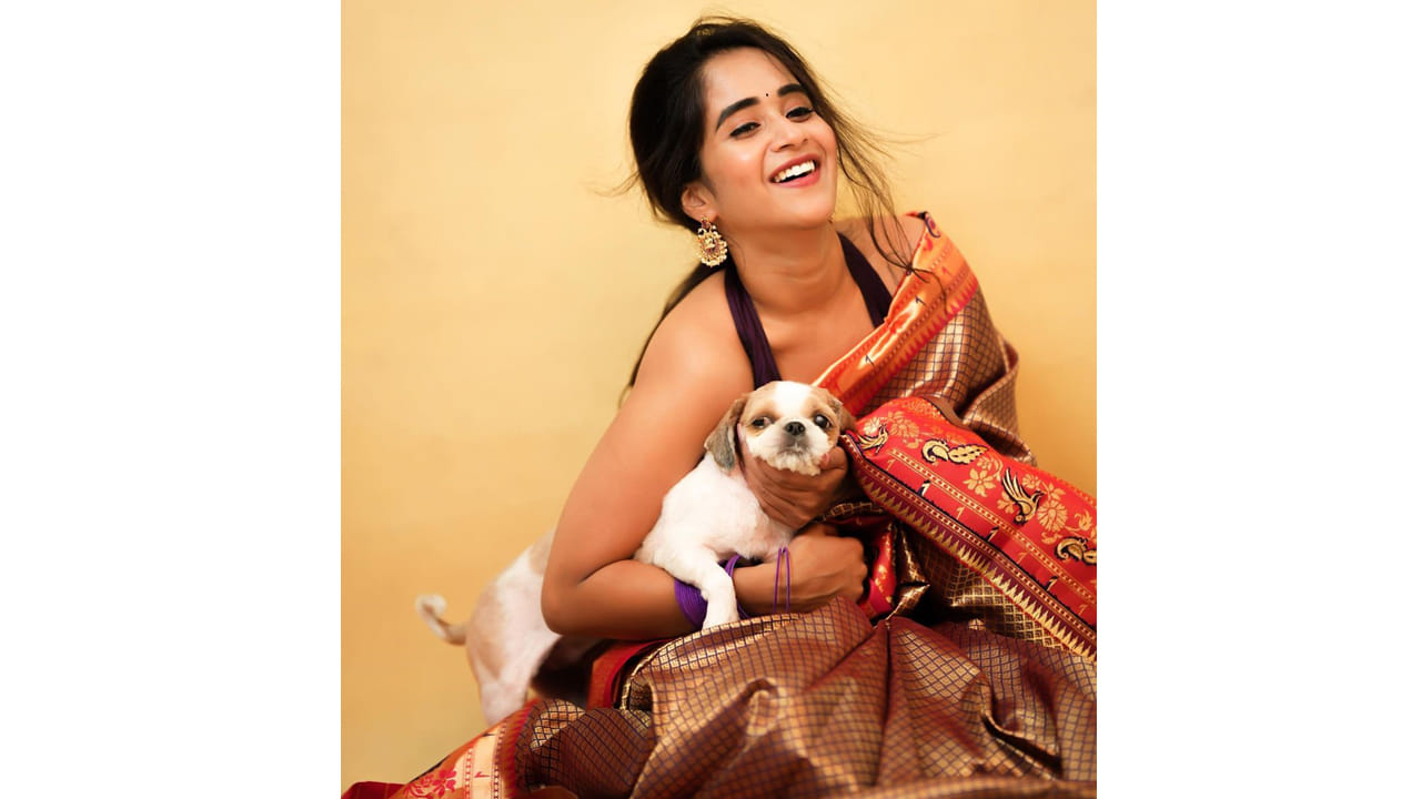 సోషల్ మీడియాతో సెలబ్రిటీగా మారిన దీప్తి సునయన గురించి అందరికీ పరిచయమే. డబ్ స్మాష్ వీడియోలతో మంచి గుర్తింపును అందుకున్న ఈ బ్యూటీ బిగ్ బాస్ లో కూడా అవకాశాన్ని అందుకుంది. వెండితెరపై కూడా నటించింది.	