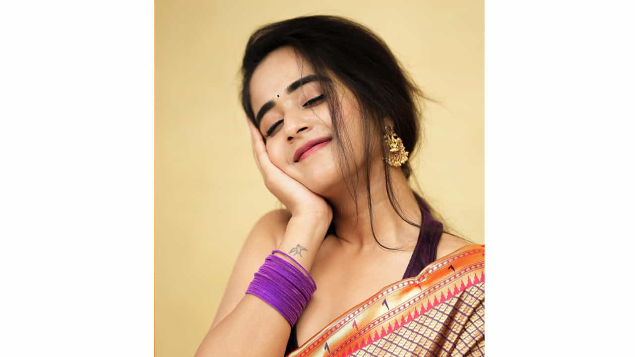 సోషల్ మీడియాతో సెలబ్రిటీగా మారిన దీప్తి సునయన గురించి అందరికీ పరిచయమే. డబ్ స్మాష్ వీడియోలతో మంచి గుర్తింపును అందుకున్న ఈ బ్యూటీ బిగ్ బాస్ లో కూడా అవకాశాన్ని అందుకుంది. వెండితెరపై కూడా నటించింది.
