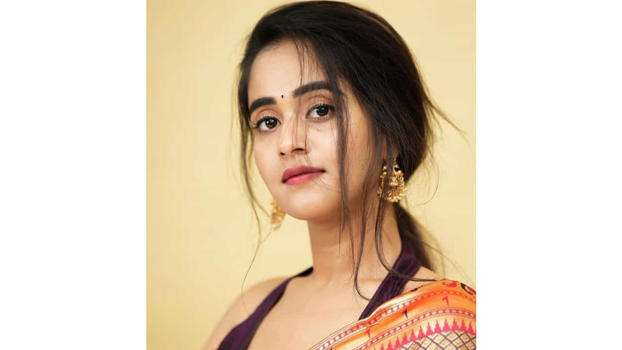 సోషల్ మీడియాతో సెలబ్రిటీగా మారిన దీప్తి సునయన గురించి అందరికీ పరిచయమే. డబ్ స్మాష్ వీడియోలతో మంచి గుర్తింపును అందుకున్న ఈ బ్యూటీ బిగ్ బాస్ లో కూడా అవకాశాన్ని అందుకుంది. వెండితెరపై కూడా నటించింది.