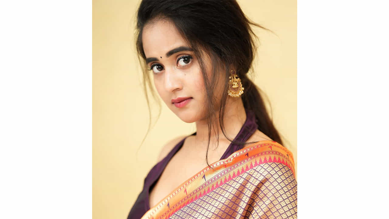 సోషల్ మీడియాతో సెలబ్రిటీగా మారిన దీప్తి సునయన గురించి అందరికీ పరిచయమే. డబ్ స్మాష్ వీడియోలతో మంచి గుర్తింపును అందుకున్న ఈ బ్యూటీ బిగ్ బాస్ లో కూడా అవకాశాన్ని అందుకుంది. వెండితెరపై కూడా నటించింది.