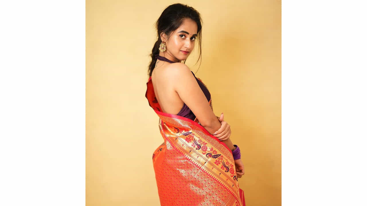 సోషల్ మీడియాతో సెలబ్రిటీగా మారిన దీప్తి సునయన గురించి అందరికీ పరిచయమే. డబ్ స్మాష్ వీడియోలతో మంచి గుర్తింపును అందుకున్న ఈ బ్యూటీ బిగ్ బాస్ లో కూడా అవకాశాన్ని అందుకుంది. వెండితెరపై కూడా నటించింది.