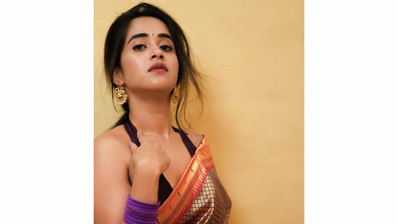 సోషల్ మీడియాతో సెలబ్రిటీగా మారిన దీప్తి సునయన గురించి అందరికీ పరిచయమే. డబ్ స్మాష్ వీడియోలతో మంచి గుర్తింపును అందుకున్న ఈ బ్యూటీ బిగ్ బాస్ లో కూడా అవకాశాన్ని అందుకుంది. వెండితెరపై కూడా నటించింది.